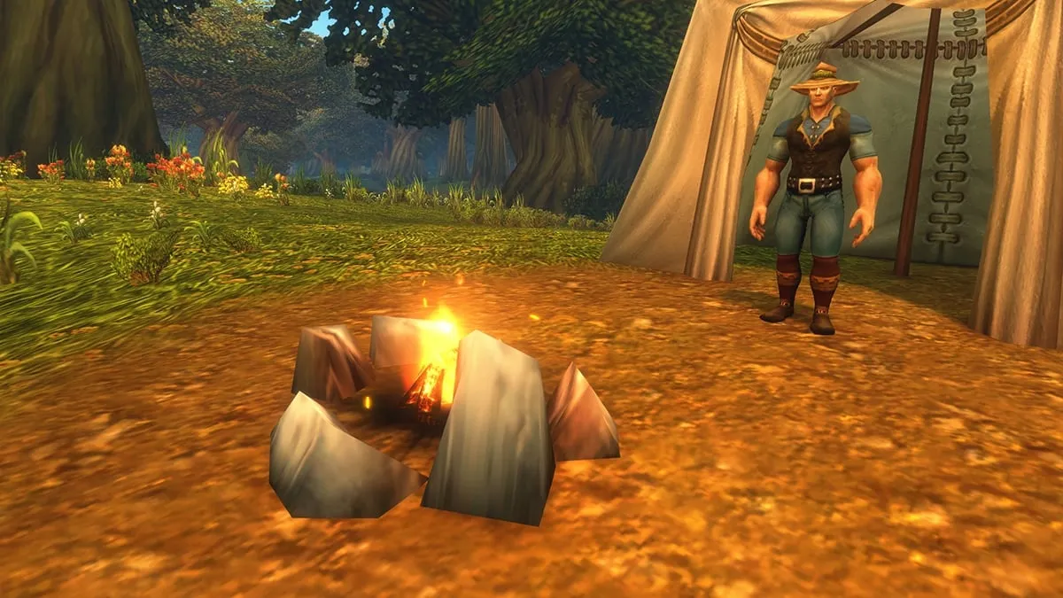 Ein Lagerfeuer aus Steinen neben einem Zelt in Elwynn Forest, mit einem Spieler daneben, ein Screenshot aus der Beta von World of Warcraft: Forever