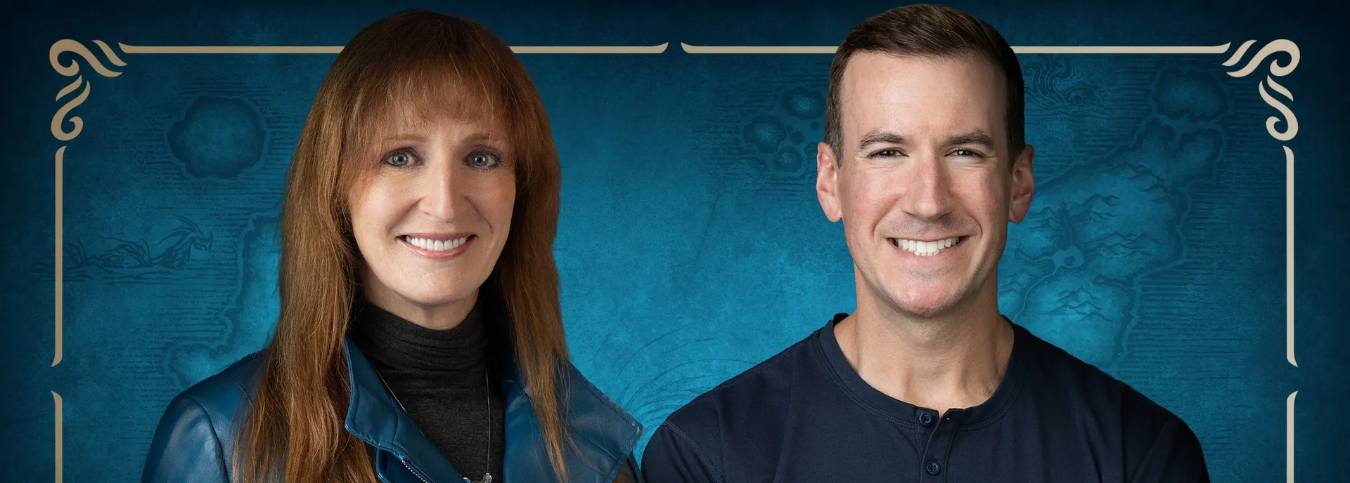 Holly Longdale und Clay Stone vor einer alten Karte von Azeroth in einem goldenen Rahmen, offizielles Bild von Blizzard