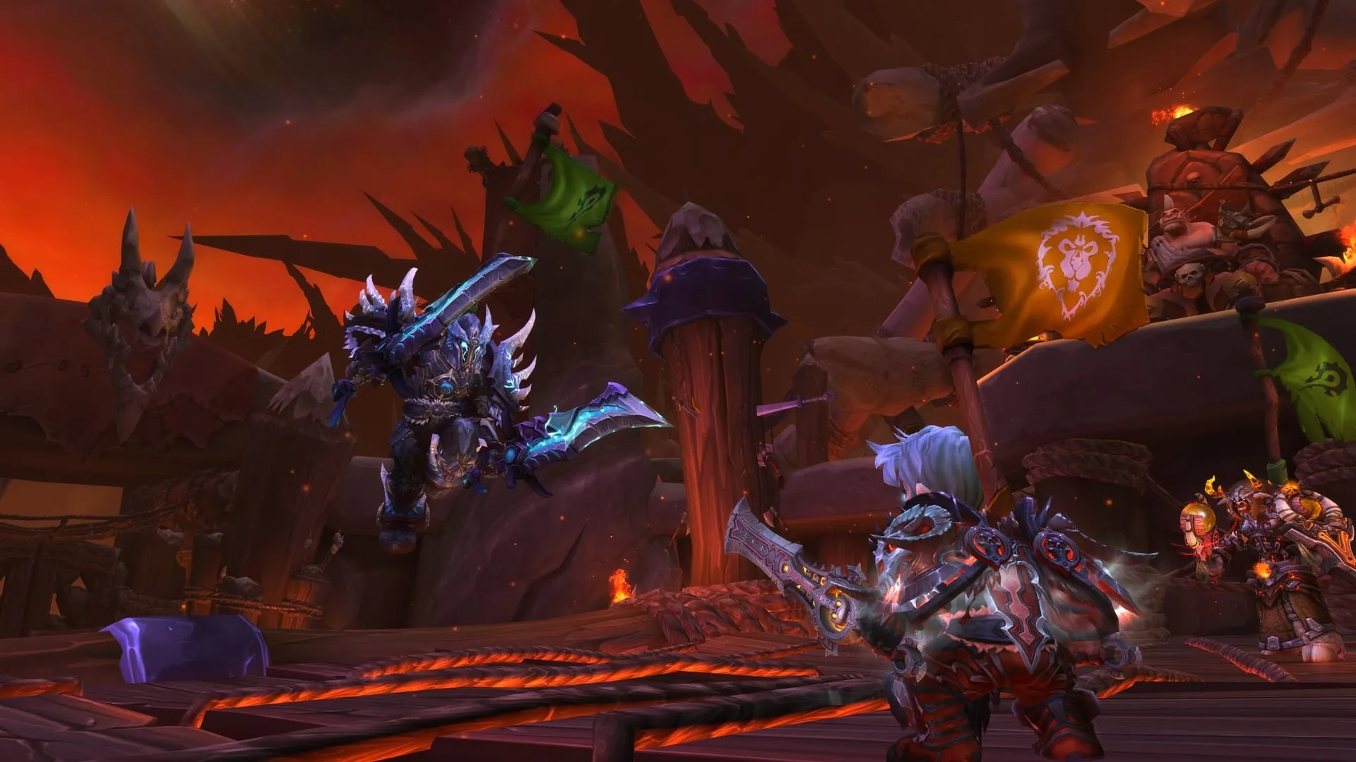 Ein Warrior mit zwei Schwertern vor einem Gegner in stachliger Rüstung auf einem brennenden Holzdeck unter Bannern der Horde und der Allianz, ein Screenshot aus World of Warcraft