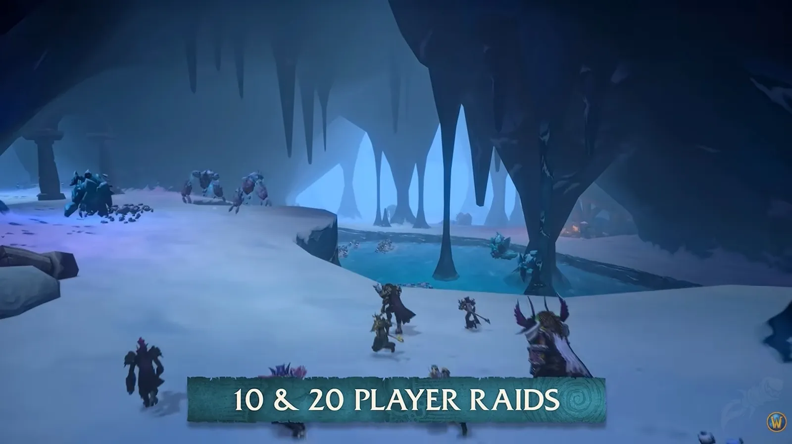 Eine Gruppe von Spielern läuft durch eine eisige Höhle mit dem Text 10 and 20 player raids, ein Standbild aus einem Video von Blizzard
