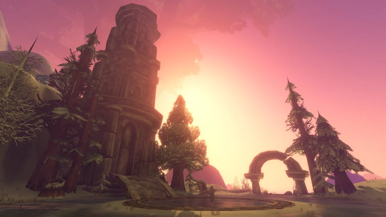 Ein verfallener Steinturm und ein zerbrochener Bogen zwischen hohen Kiefern unter einem rosa Abendhimmel, ein Screenshot aus der Beta von World of Warcraft: Forever