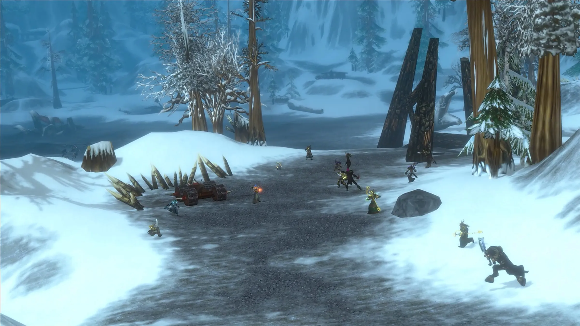 Spieler kämpfen auf einem verschneiten Weg zwischen Kiefern und einer Barrikade aus Pfählen in Alterac Valley, ein offizieller Screenshot aus World of Warcraft: Forever
