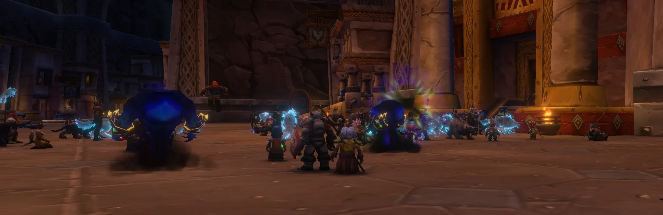 Eine Menge Spieler mit Reittieren und Haustieren vor der Bank von Ironforge, ein Screenshot aus World of Warcraft