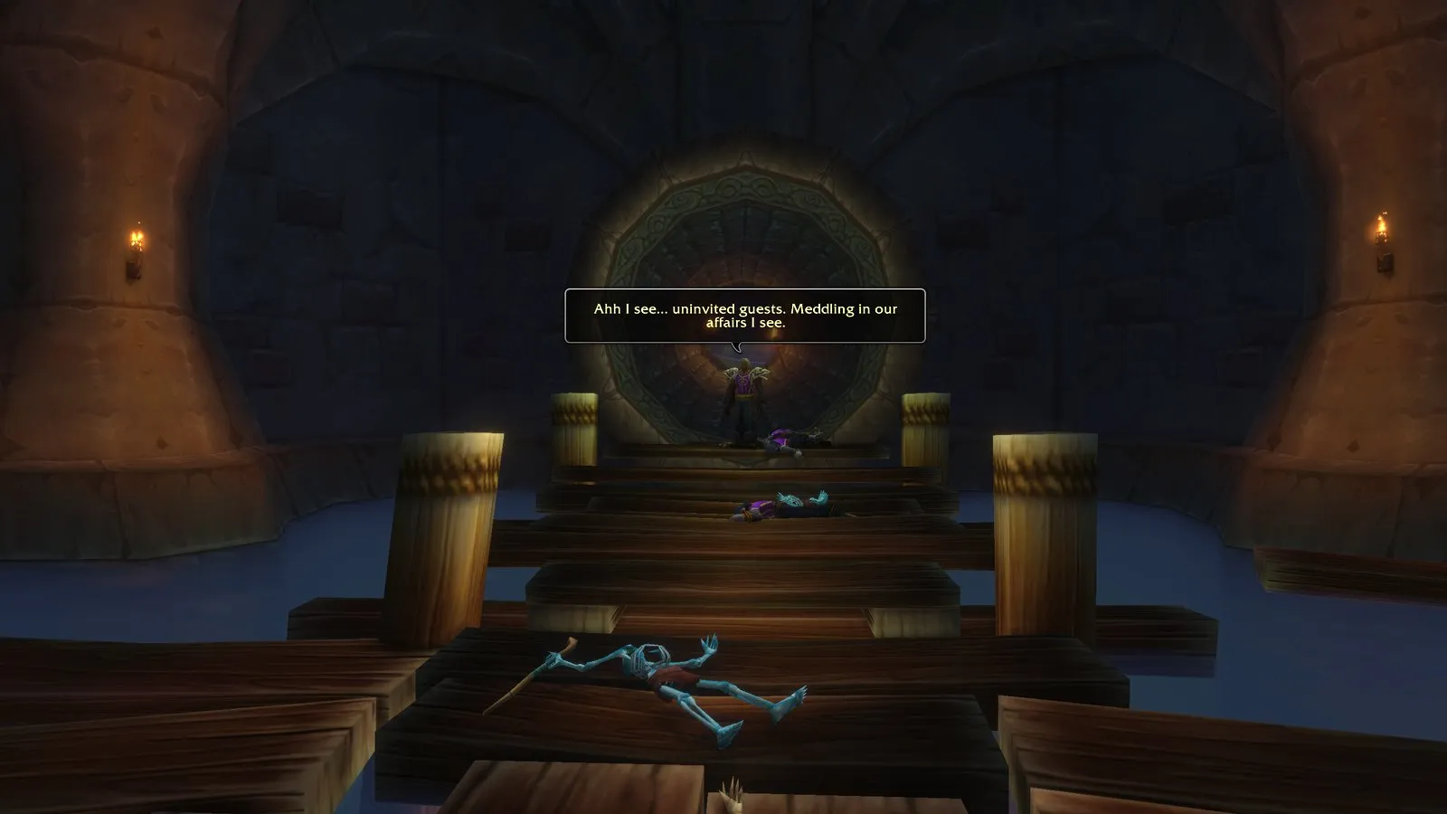 Una figura davanti a una porta rotonda sigillata in una buia sala delle fogne dice Ahh I see... uninvited guests. Meddling in our affairs I see, uno screenshot dalla beta di World of Warcraft: Forever