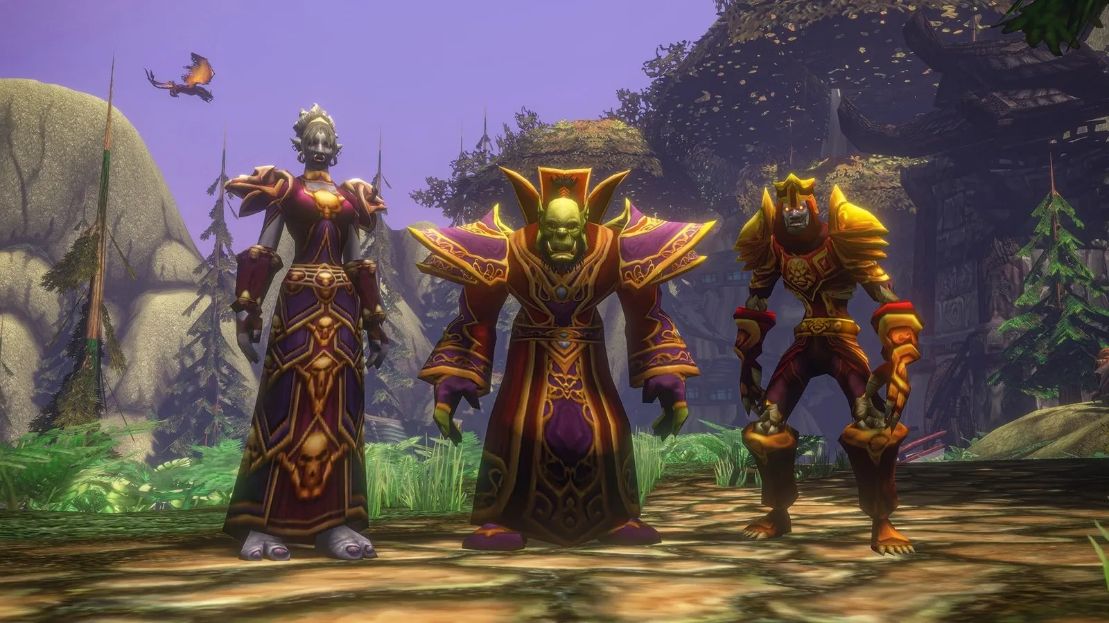 Eine Trollfrau in einer violetten Robe, ein Orc in einer violett-goldenen Robe und ein Undead in goldener Rüstung auf einem Waldweg, ein Screenshot aus World of Warcraft