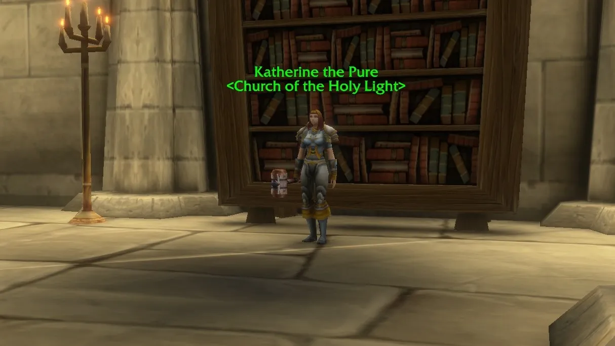 Katherine the Pure de la Church of the Holy Light delante de una estantería en Stormwind, una captura de pantalla de la beta de World of Warcraft: Forever
