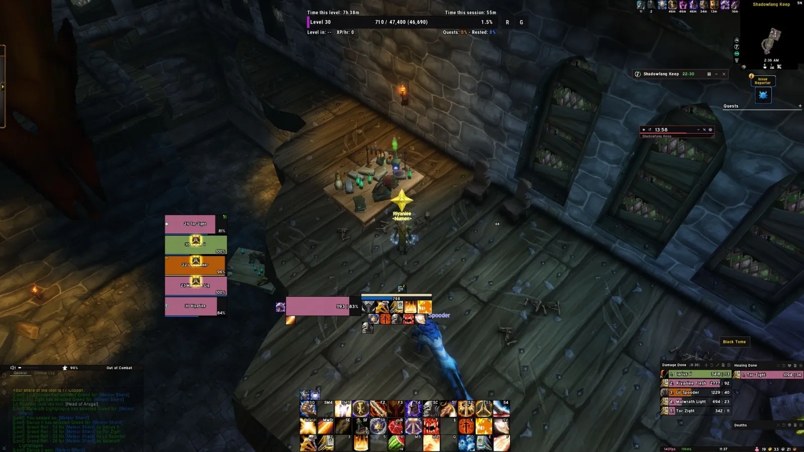 Un giocatore accanto a un tavolo pieno di fiale e libri nella sala di Archmage Arugal, dove si trova il Black Tome, uno screenshot dalla beta di World of Warcraft: Forever