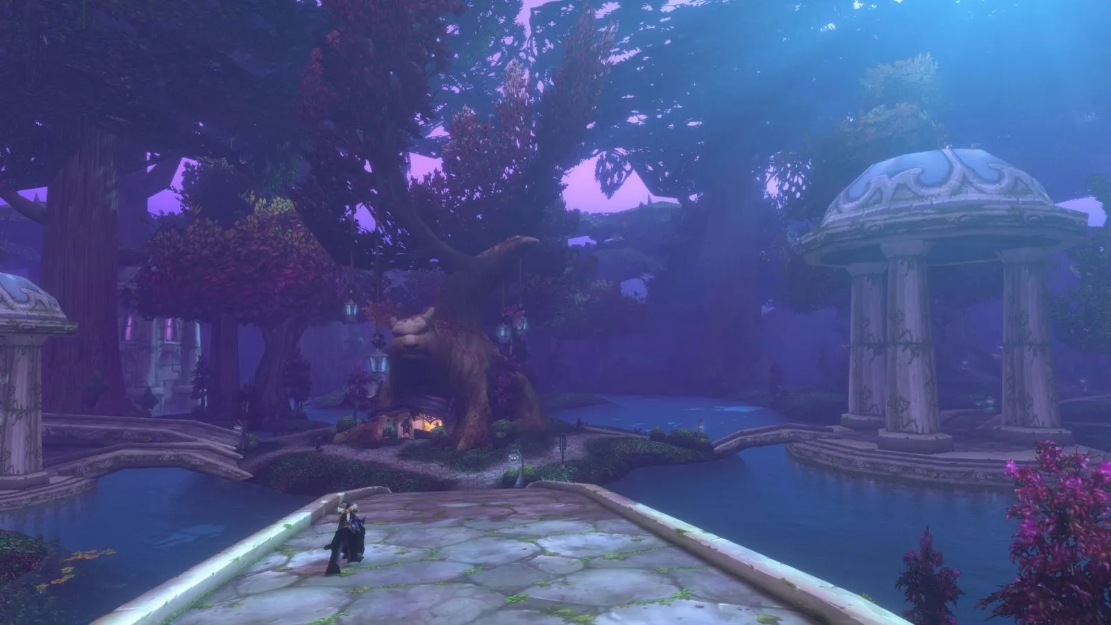 Ein Steinweg durch eine violette Lichtung der Night Elves mit einem Kuppelpavillon und einem großen Baum, ein Screenshot aus World of Warcraft: Forever