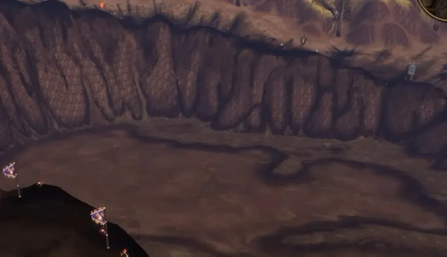 Ein weiter Krater mit braunen Felswänden und sandigem Boden, mit violetten Bannern auf einem Grat im Vordergrund, ein Screenshot aus World of Warcraft: Forever