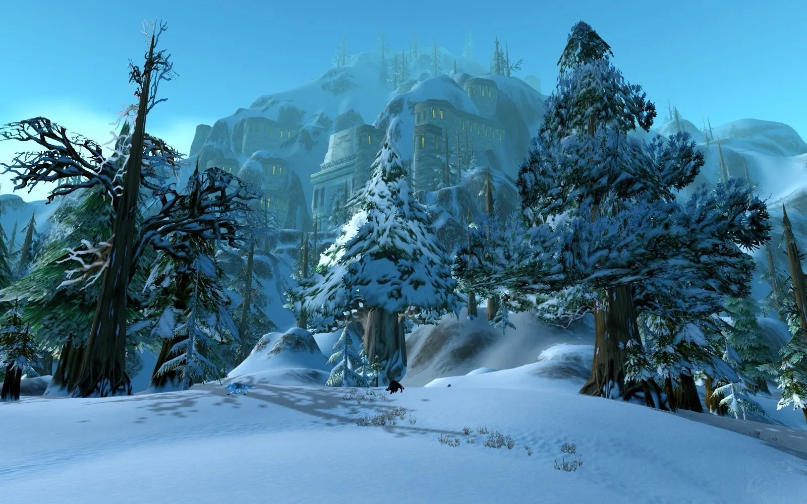 Un bosque de pinos nevado en Dun Morogh con una fortaleza enana en las montañas detrás, una captura de pantalla de World of Warcraft