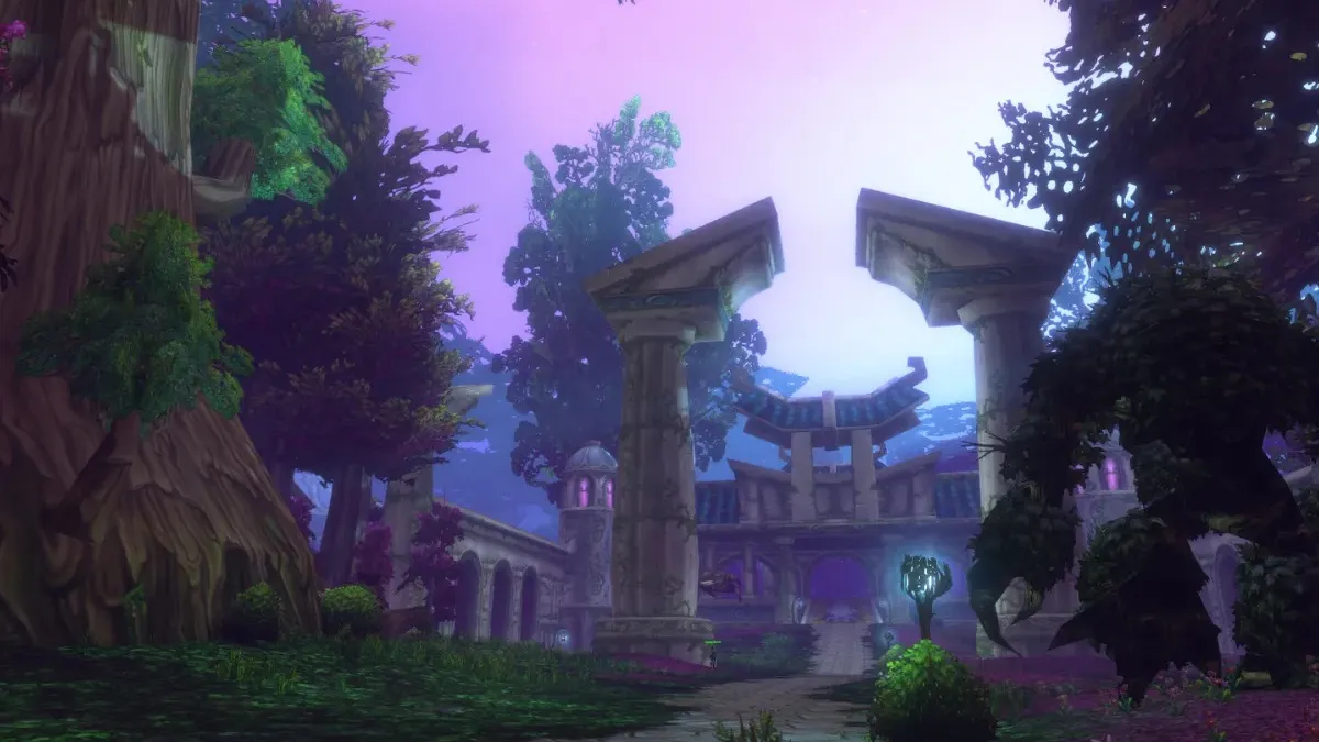 Een stenen pad tussen hoge bomen naar de tempelruïnes van Darnassus onder een roze hemel, een schermafdruk uit de beta van World of Warcraft: Forever