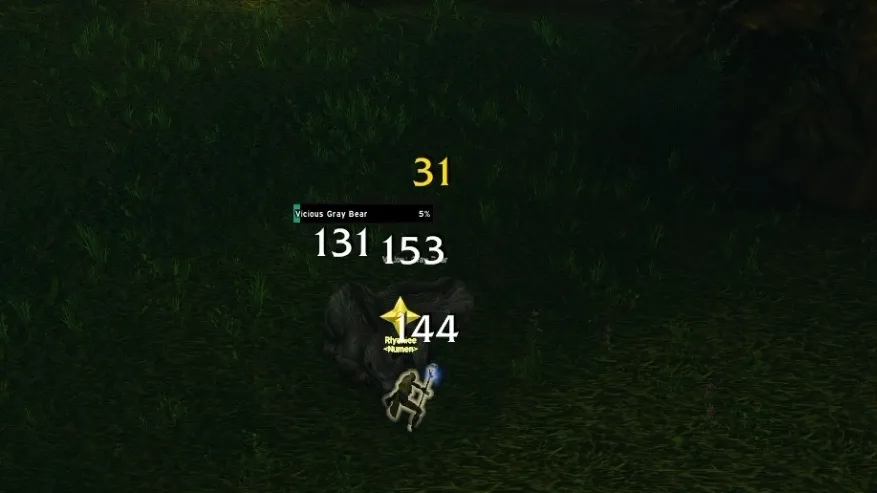 Un Paladin combat un Vicious Gray Bear à 5 % de vie, avec des coups de 131, 153 et 144 et un 31 doré au-dessus, une capture de la beta de World of Warcraft: Forever