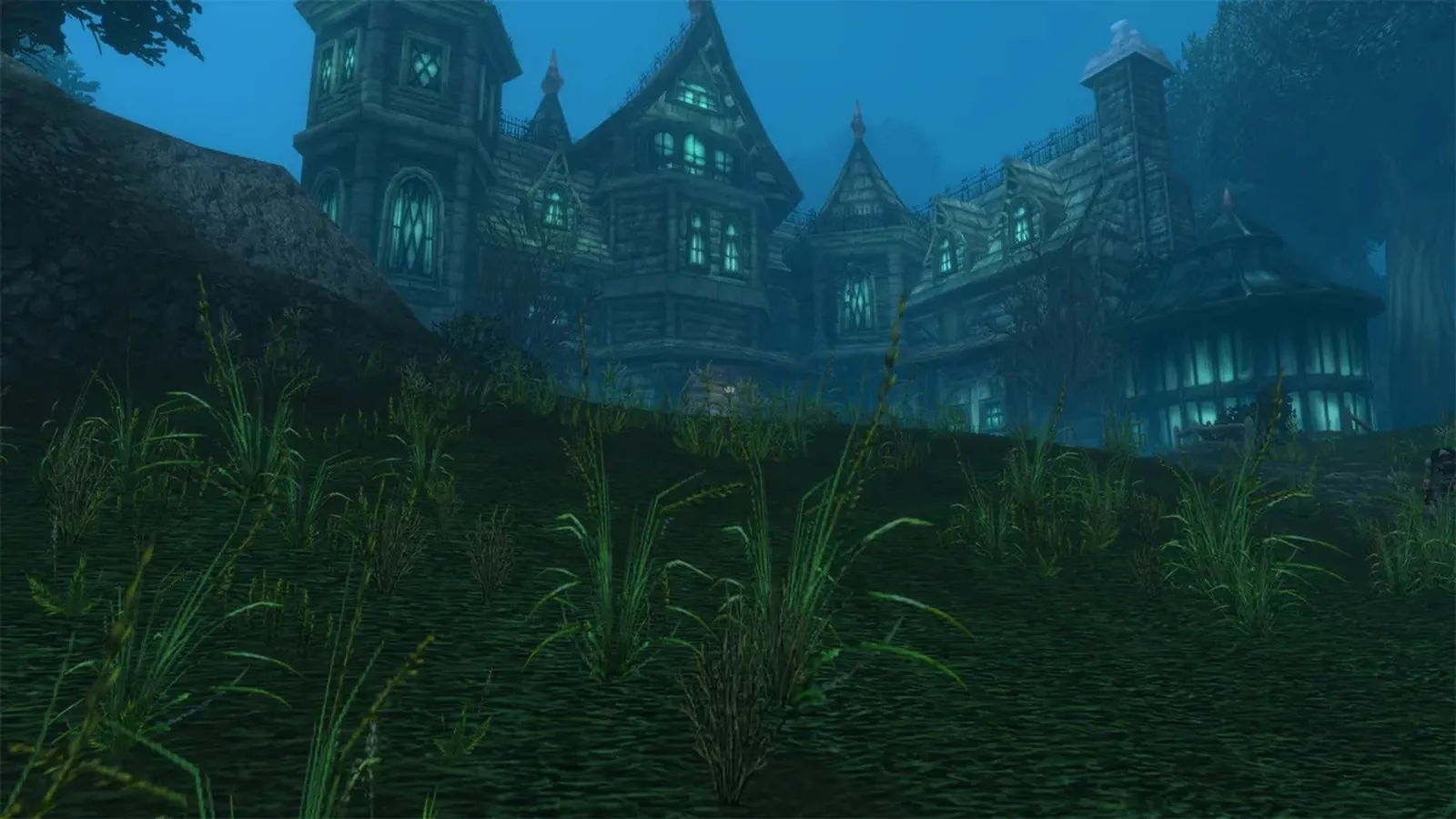 Una gran mansión nueva con ventanas iluminadas en Manor Mistmantle, en un Duskwood oscuro, una captura de pantalla de la beta de World of Warcraft: Forever
