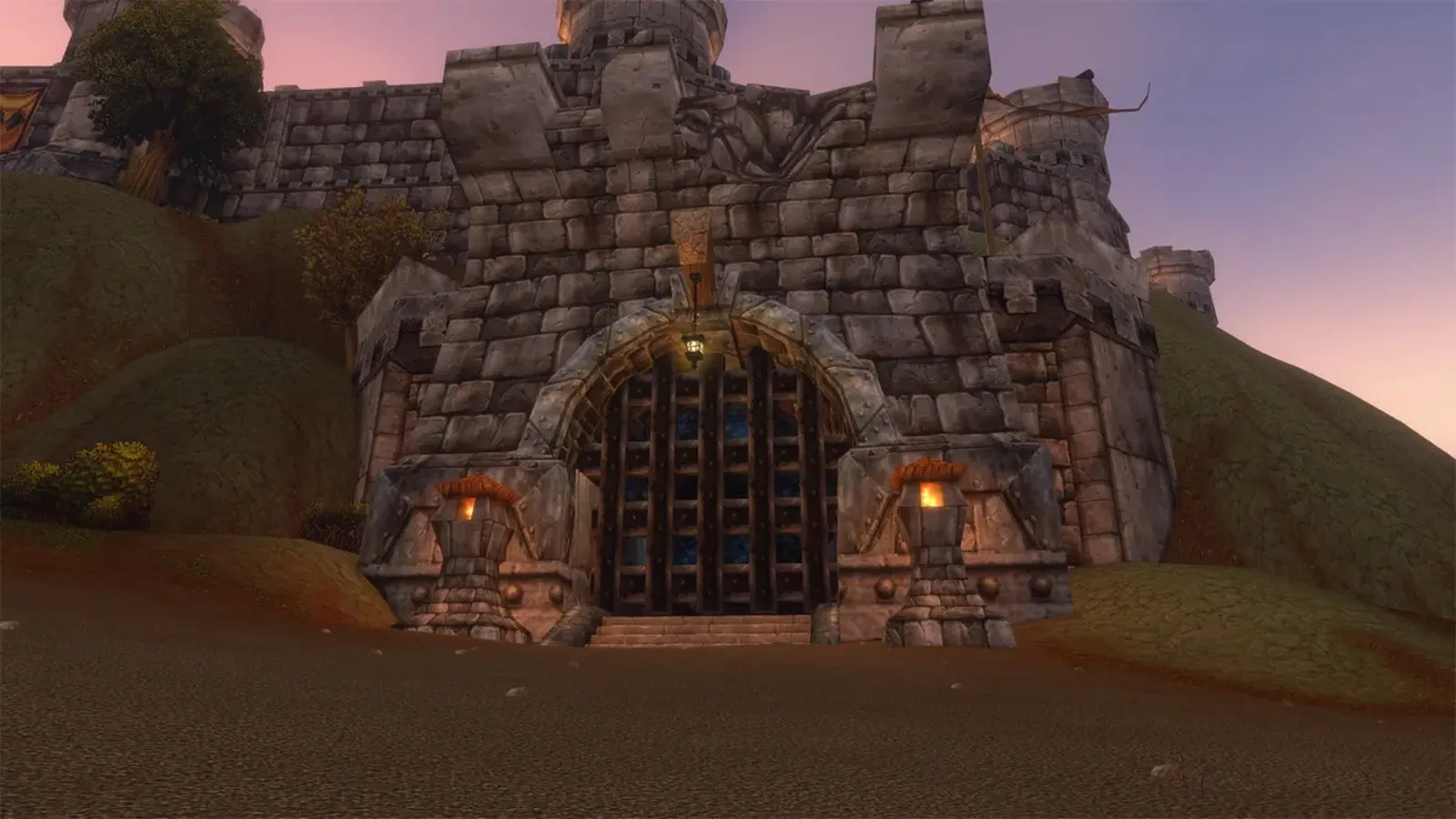 Una puerta de piedra con un portal de mazmorra tras barrotes de hierro en Farholde Keep, una captura de pantalla de la beta de World of Warcraft: Forever