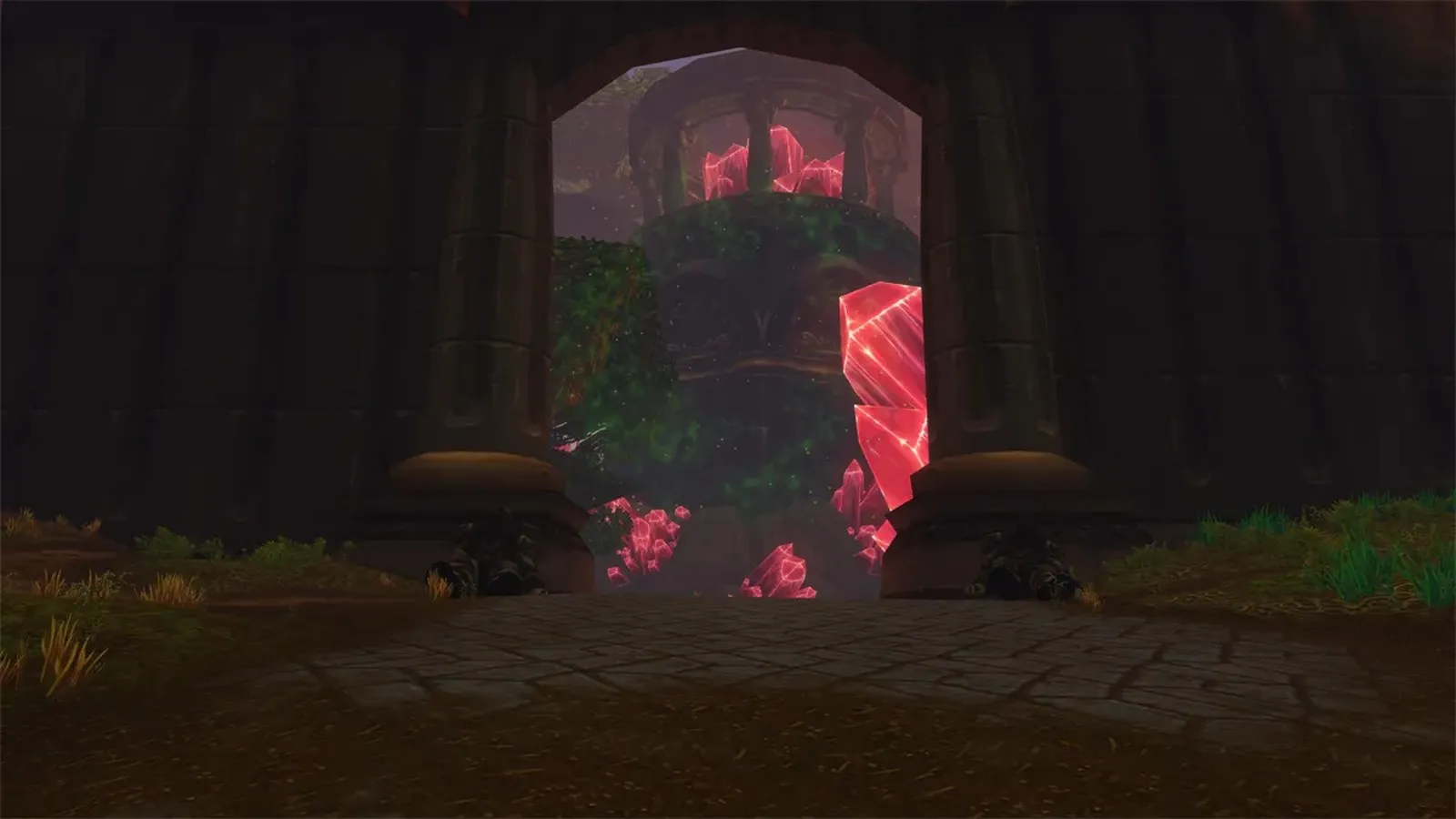 Un gran arco de piedra con cristales rojos y un portal en el fondo de Shaper’s Terrace, una captura de pantalla de la beta de World of Warcraft: Forever