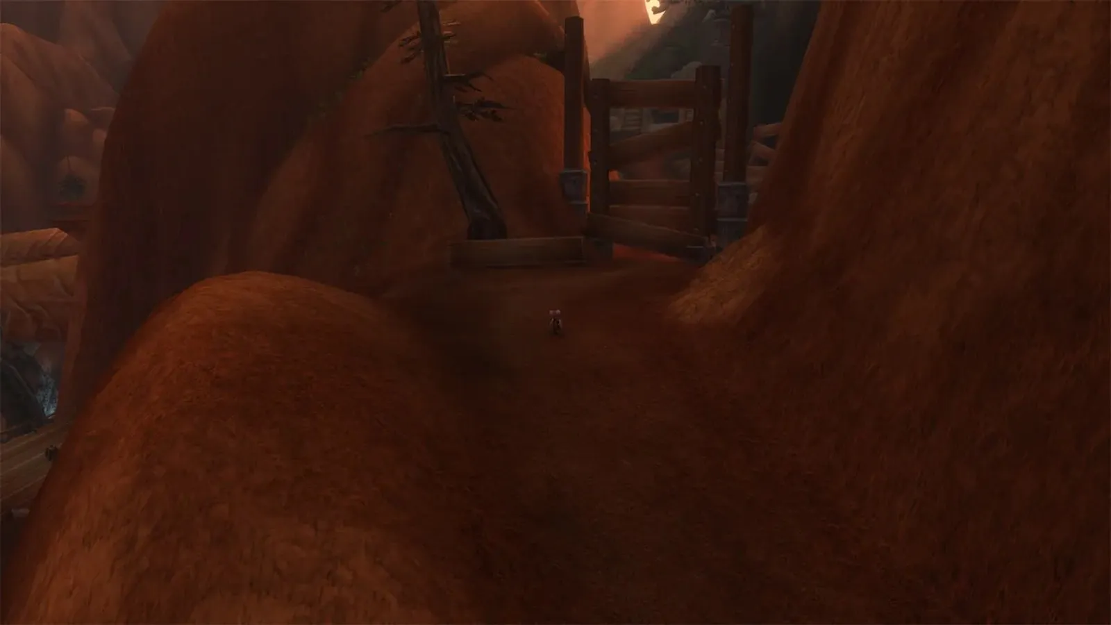 Un camino con una valla de madera que lleva a una mina cerrada en lo alto de Windshear Crag, una captura de pantalla de la beta de World of Warcraft: Forever