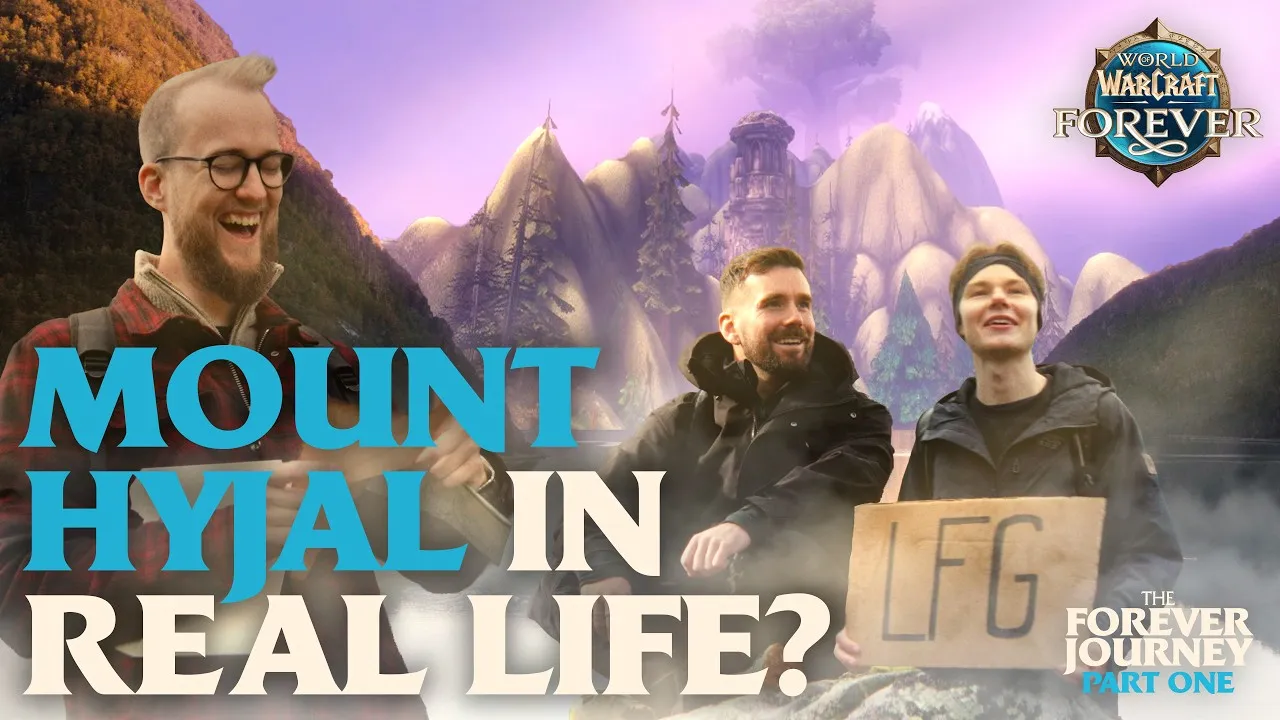 Drei Männer lachen vor Bergen und einem See, hinter ihnen Mount Hyjal aus dem Spiel und ein Pappschild mit LFG, das Vorschaubild der ersten Folge von The Forever Journey